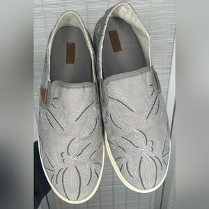 OluKai Pehuea Humu Lau Casual Shoe Gray